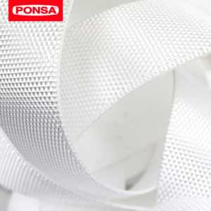 Las cintas se convierten en ignífugas cuando se les aplica un tratamiento de Flame Retardant. Este tratamiento lo aplicamos en el proceso de producción del hilo de polipropileno, o en la cinta ya fabricada (en el caso de otras fibras).