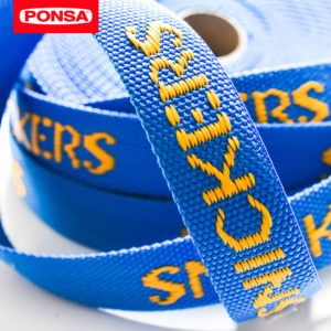 CINTAS JACQUARD Ventajas de las cintas tejidas vs cintas impresas: En algunos casos la cinta tejida transmite un plus de calidad muy superior a la cinta impresa. En una cinta impresa la impresión irá desapareciendo con el tiempo, debido a las inclemencias meteorológicas y el desgaste por su uso, dañando no sólo el producto sino también la imagen de la marca a la que representa. El dibujo/letra de una cinta tejida durará lo mismo que dura la cinta.